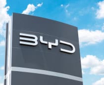 Placa da BYD em uma concessionária
