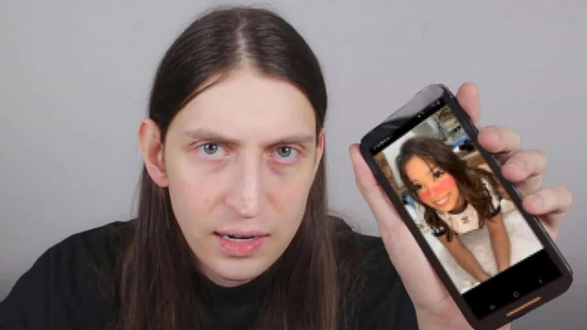 Felca segurando celular com imagem de menina adolescente