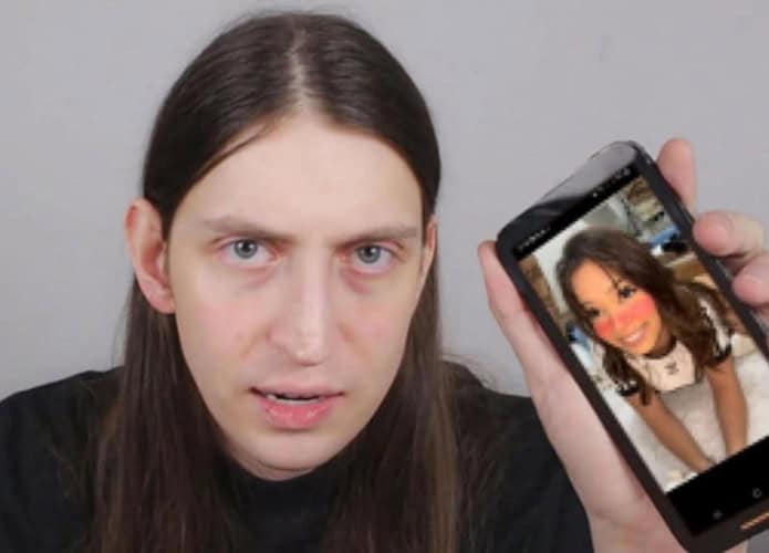 Felca segurando celular com imagem de menina adolescente