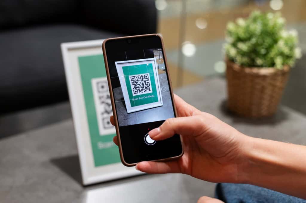 pessoa lendo um qr code com o celular