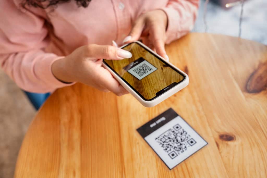 mulher lendo qr code com o celular