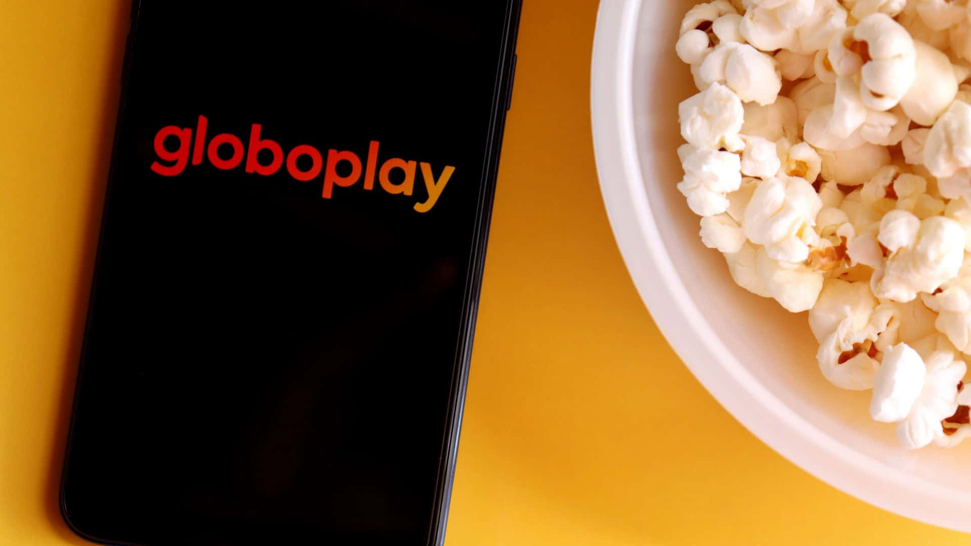 Celular com o símbolo do Globoplay