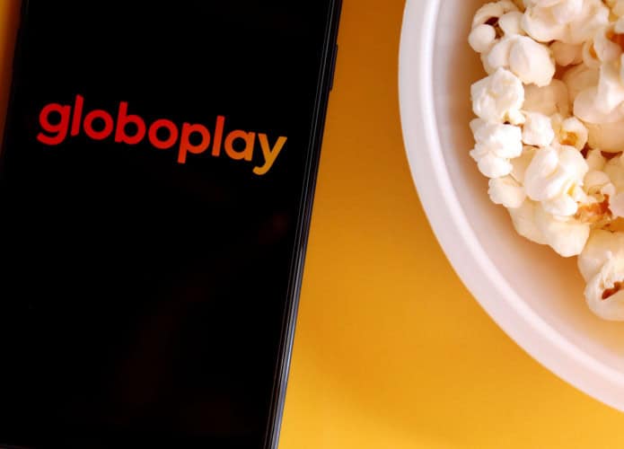 Celular com o símbolo do Globoplay