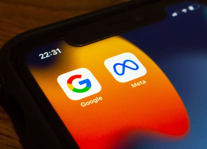 Ícones de Google e Meta em um smartphone