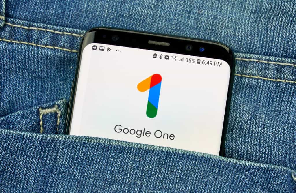 Logo do Google One em um smartphone que está em um bolso de uma calça jeans