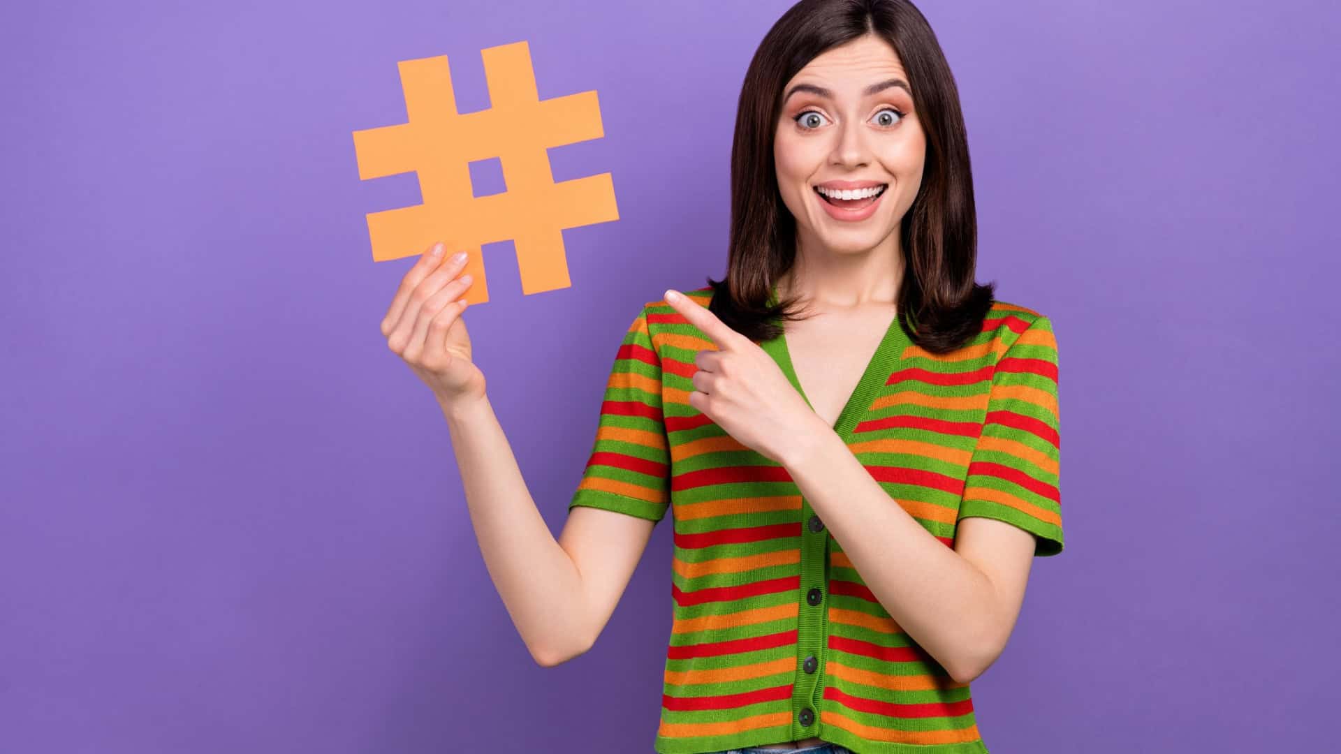Mulher segurando um símbolo de hashtag