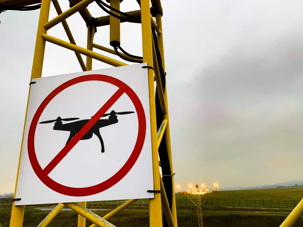 Placa mostrando ser proibido o uso de drones