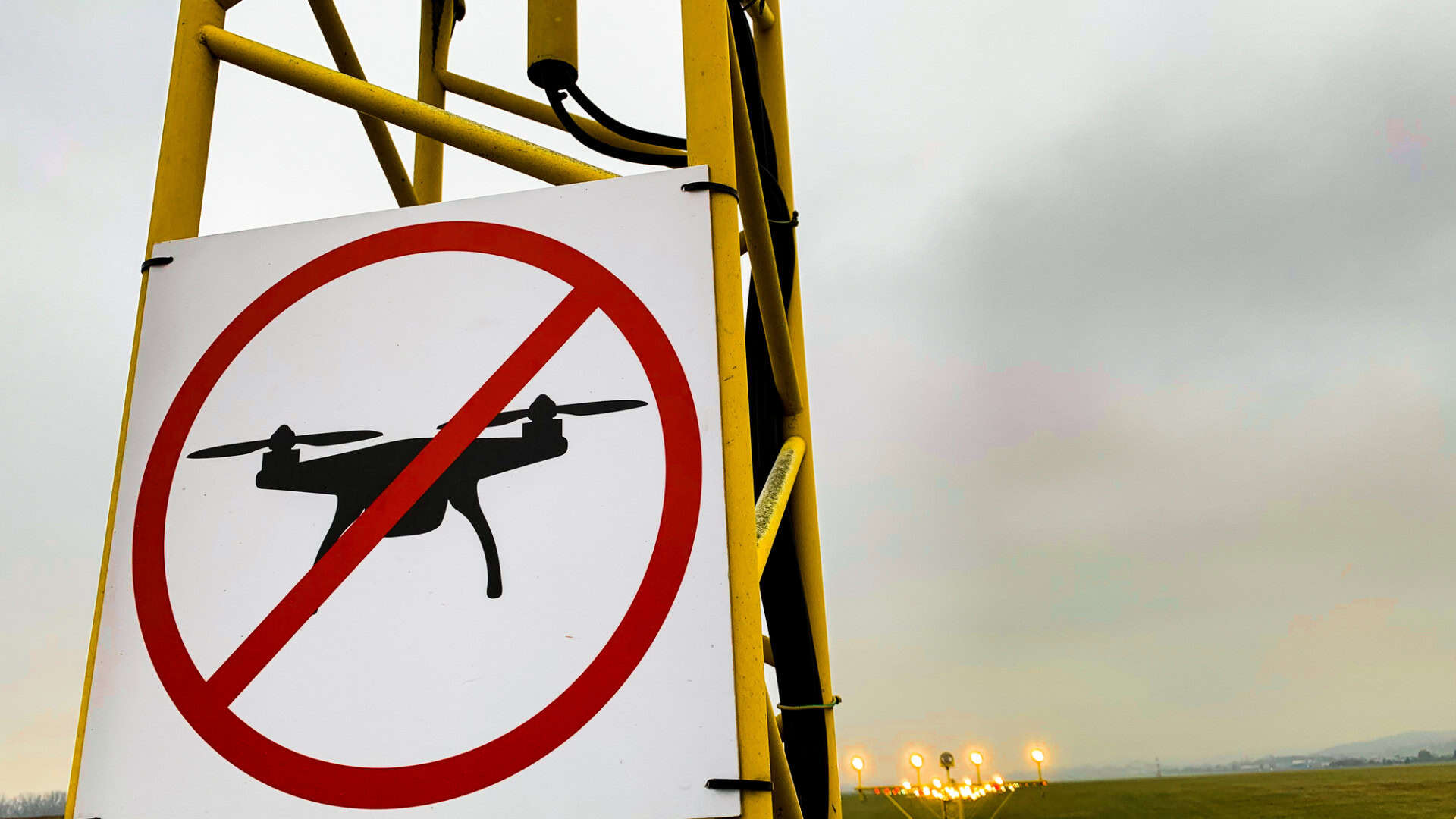 Placa mostrando ser proibido o uso de drones