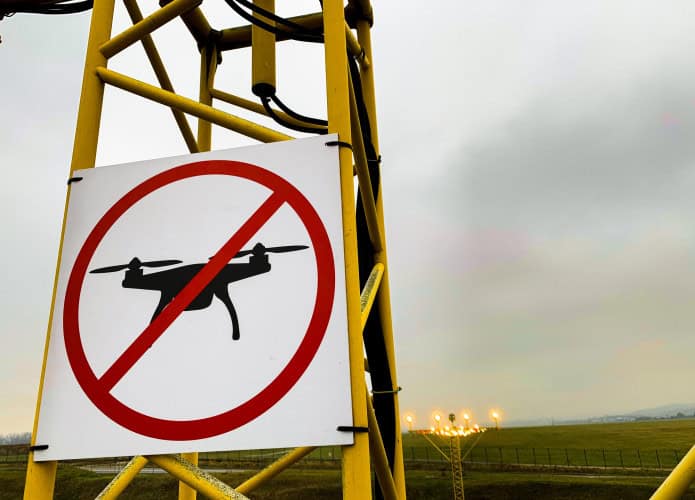 Placa mostrando ser proibido o uso de drones