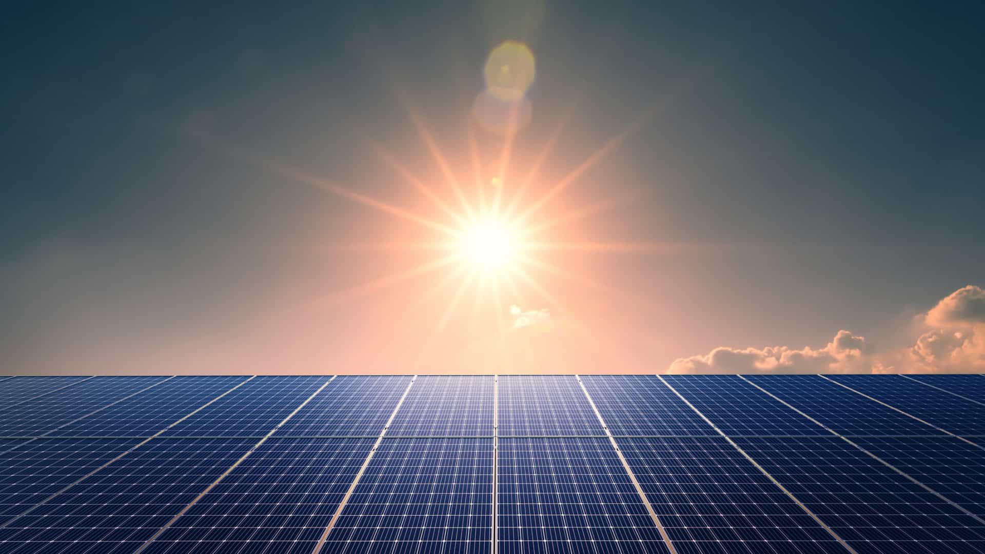 Painel solar sob a luz do Sol