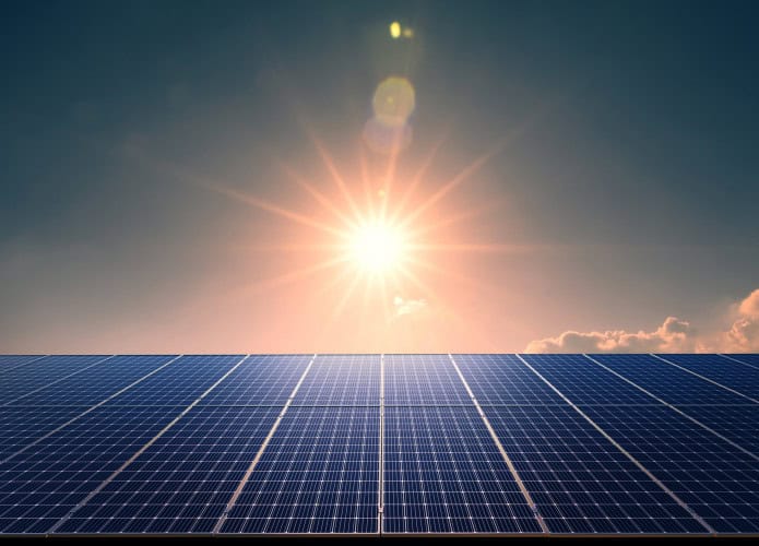 Painel solar sob a luz do Sol