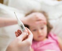 criança com febre