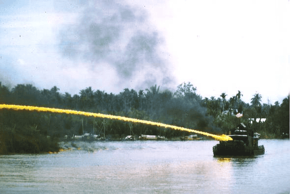 Napalm sendo usado durante a Guerra do Vietnã a partir de um barco-patrulha.