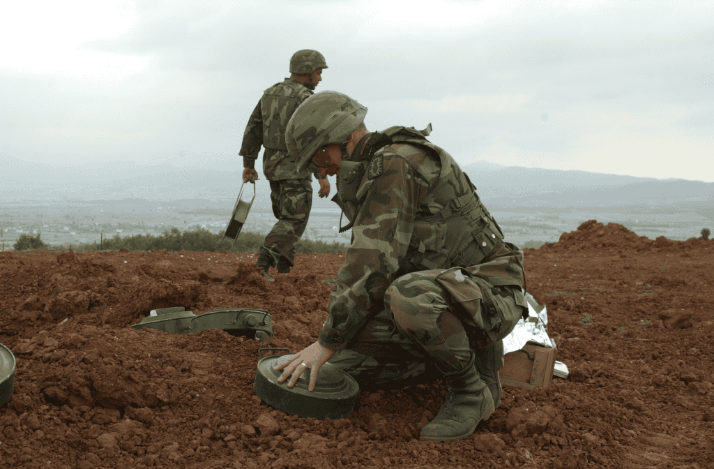 Soldado do Exército dos EUA numa operação de remoção de minas terrestres.