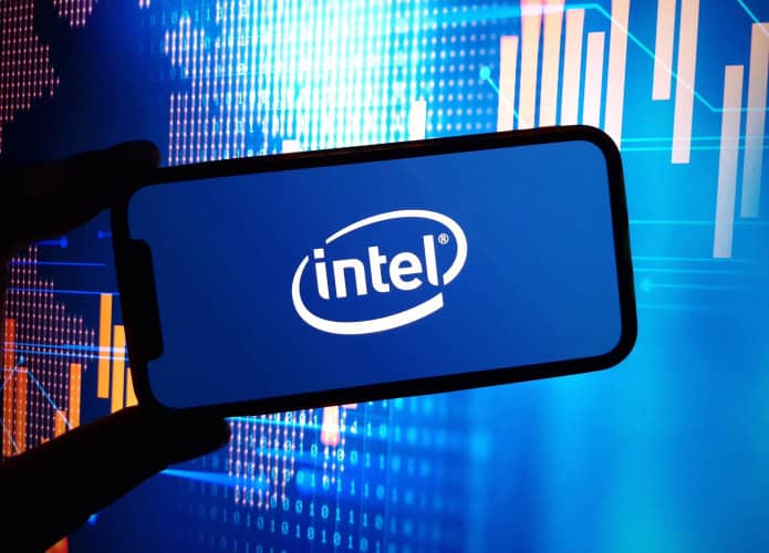 Logo da Intel em um smartphone