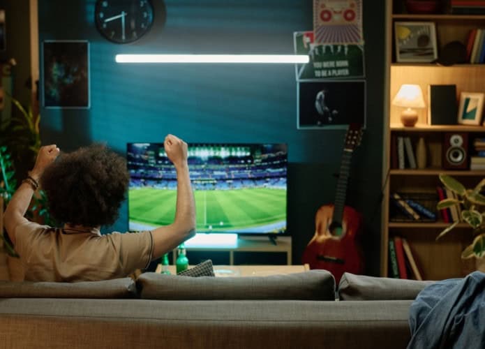 Jogo de futebol na TV