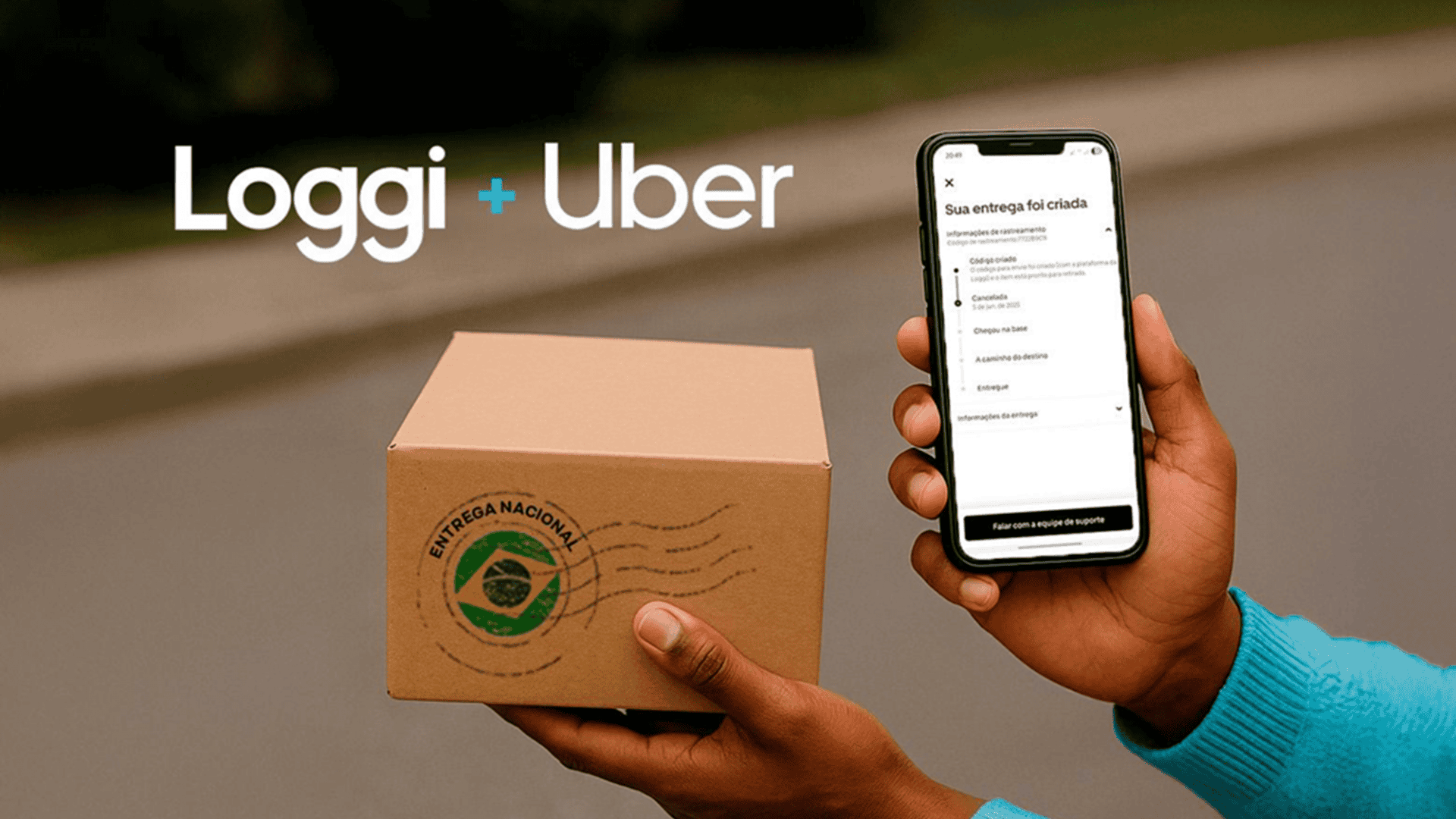 Logos de Loggi e Uber próximos a uma caixa de papelão que está na mão de uma pessoa; na outra mão, le segura um smartphone com o app do Uber aberto