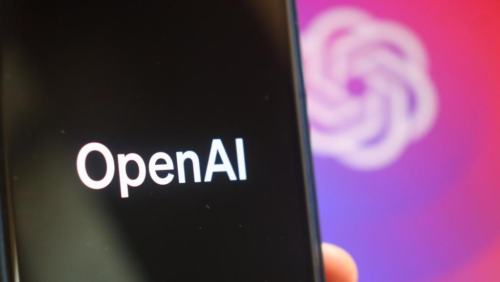 Logo da OpenAI em um smartphone e ao fundo