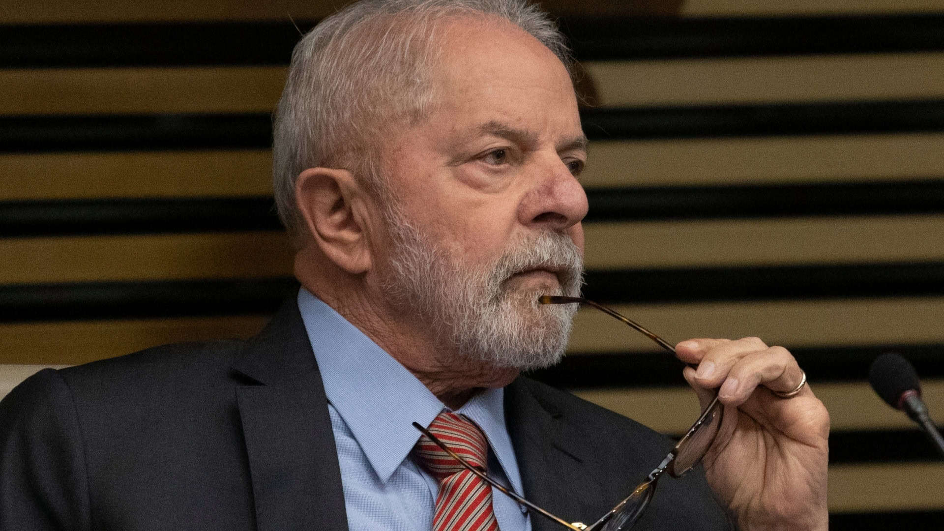 Presidente Luiz Inácio Lula da Silva segurando um par de óculos