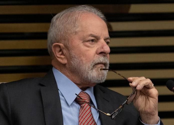 Presidente Luiz Inácio Lula da Silva segurando um par de óculos