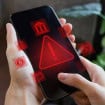 Alerta de sistema hackeado com triângulo de aviso