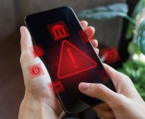 Alerta de sistema hackeado com triângulo de aviso