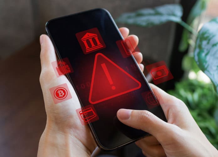 Alerta de sistema hackeado com triângulo de aviso