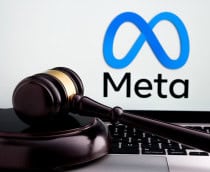 Ao fundo, logo da Meta na tela de um notebook; à frente, um martelo de juiz