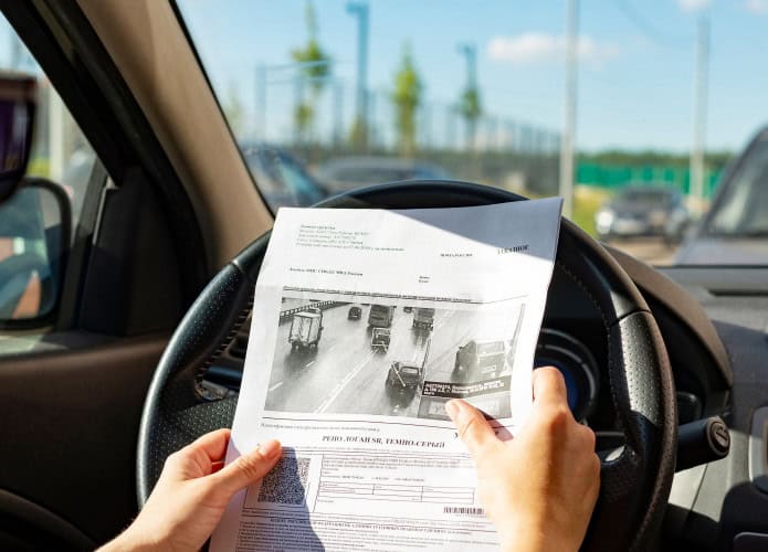 Multa por infração de trânsito registrada por radar automático, recebida pelo correio