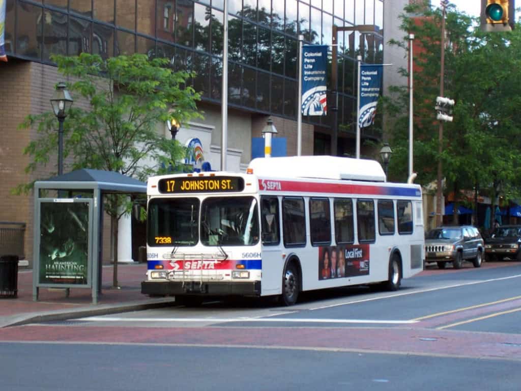 Ônibus da Filadélfia já contam com IA para multar motoristas que ocupam faixa exclusiva