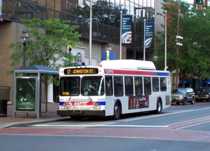 Ônibus da Filadélfia já contam com IA para multar motoristas que ocupam faixa exclusiva