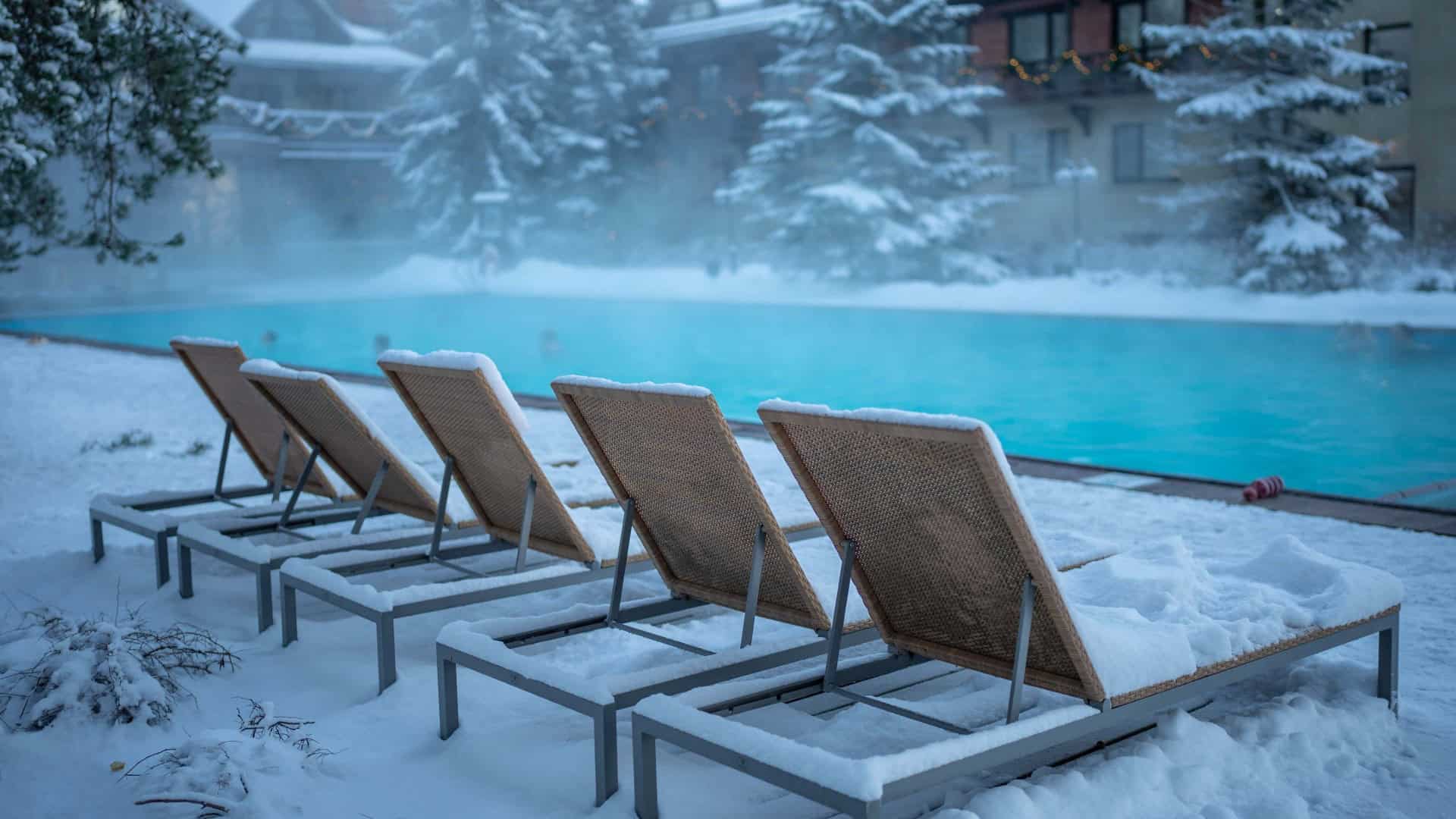 Piscina aquecida em um cenário de inverno