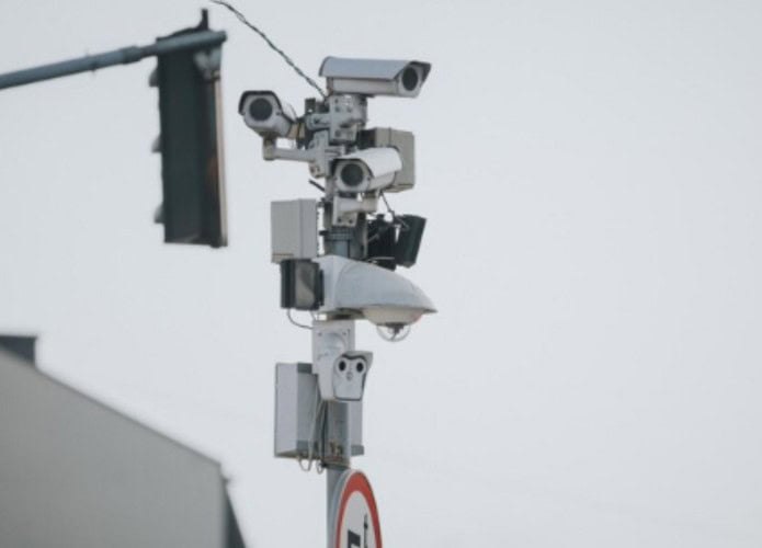 foto de um poste no trânsito com diversas câmeras de fiscalização