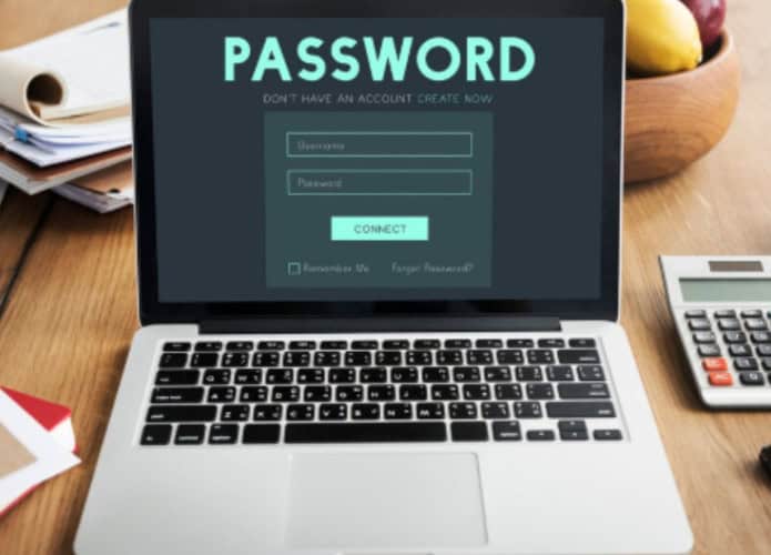 um laptop em cima de uma mesa com uma tela de acesso com senha