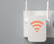 foto de um repetidor de sinal de wi-fi na tomada em uma parede lisa