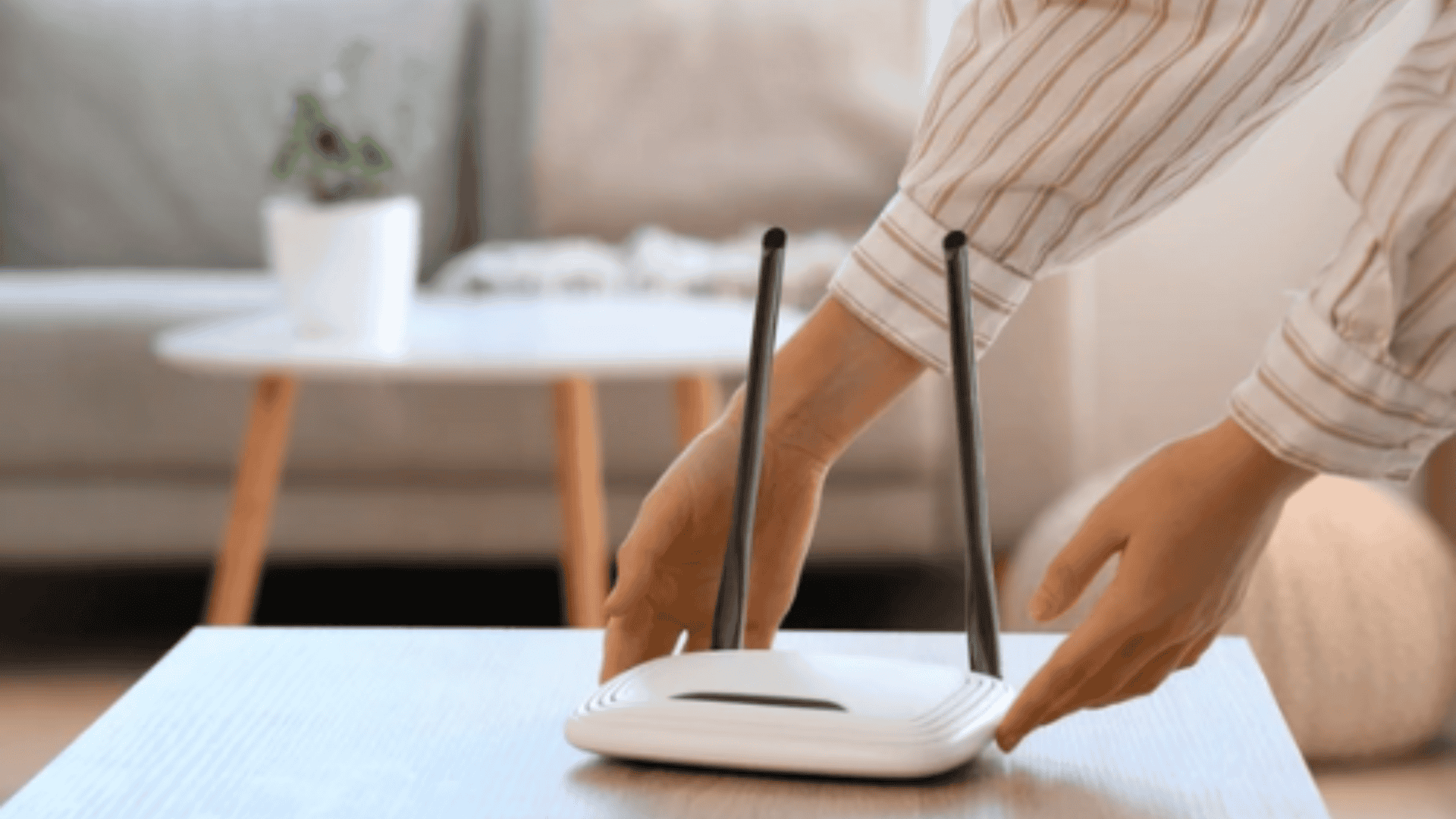 mulher colocando roteador em cima de mesa em um ambiente de sala