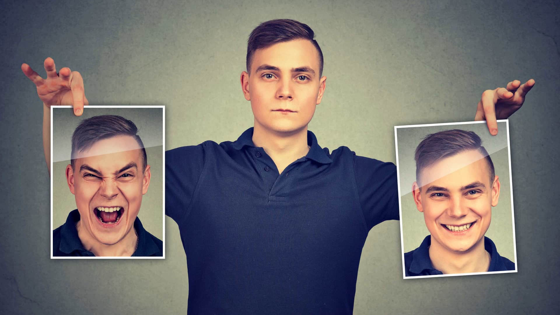 Homem segura duas imagens de si mesmo: em uma sorri, na outra está com raiva