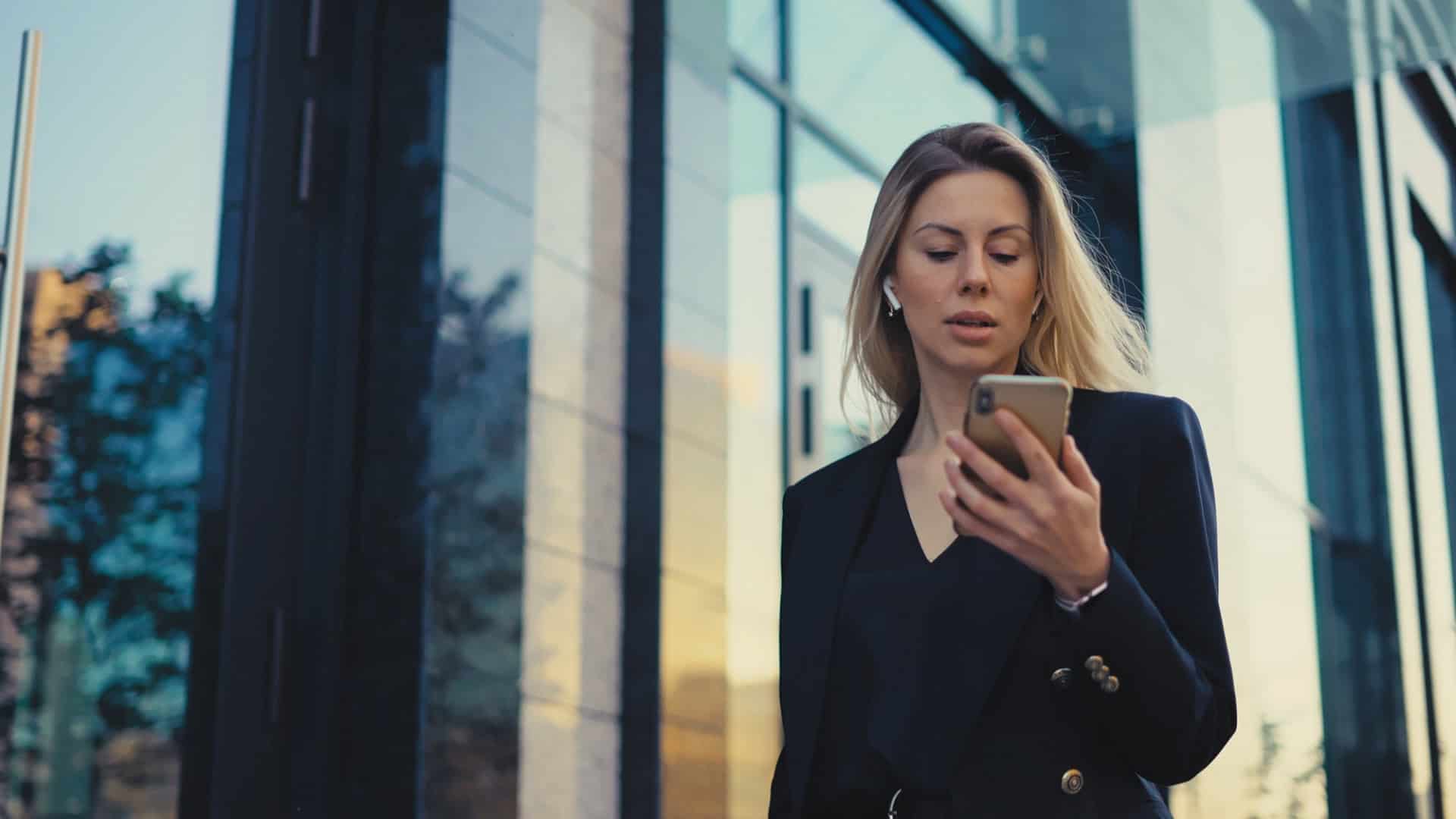 screen-distance-iphone-1920x1080