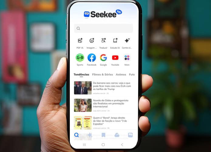 pessoa segurando um celular com o app do seeke aberto