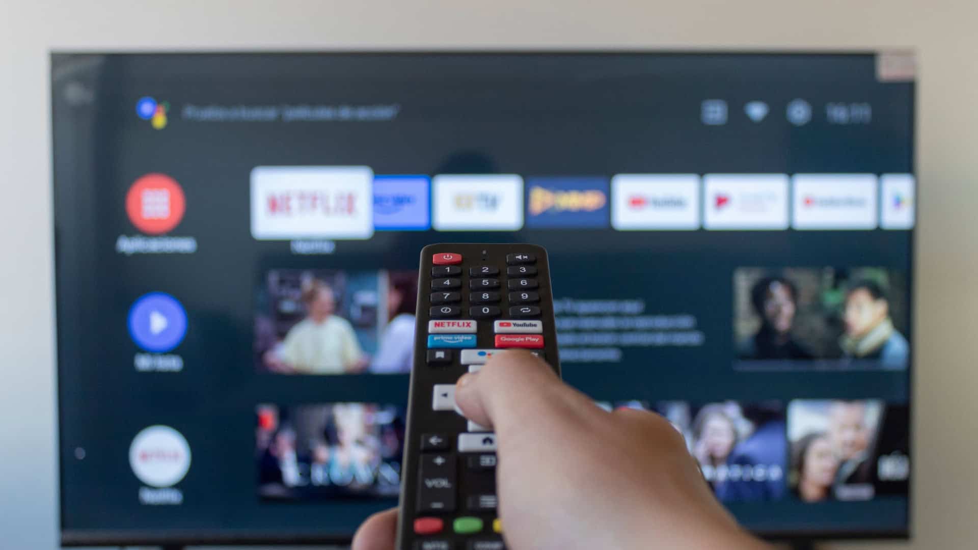 Pessoa apontando o controle para a TV