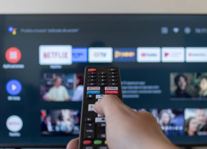 Pessoa apontando o controle para a TV