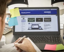 Site da Receita Federal na tela de um notebook