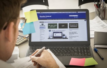 Site da Receita Federal na tela de um notebook