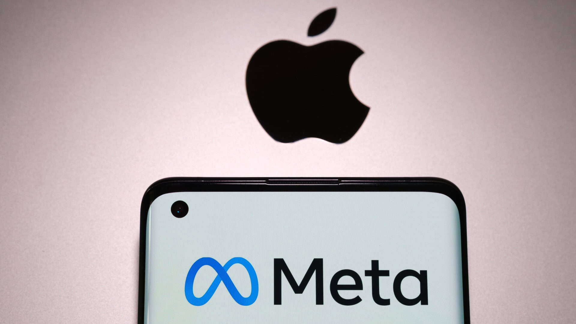 Logos de Apple e Meta um acima do outro