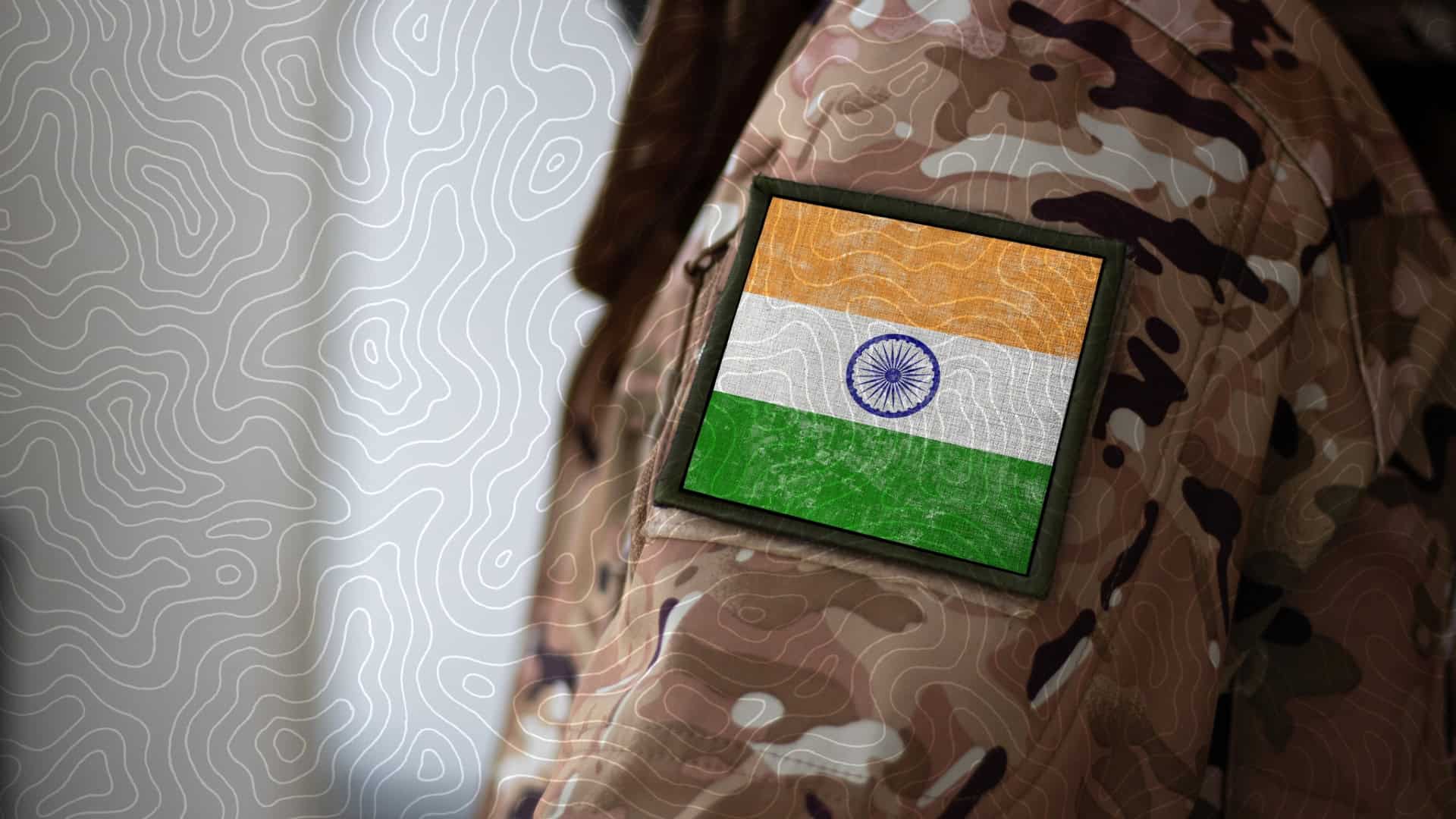 Bandeira da Índia estampada na manga do uniforme de um soldado