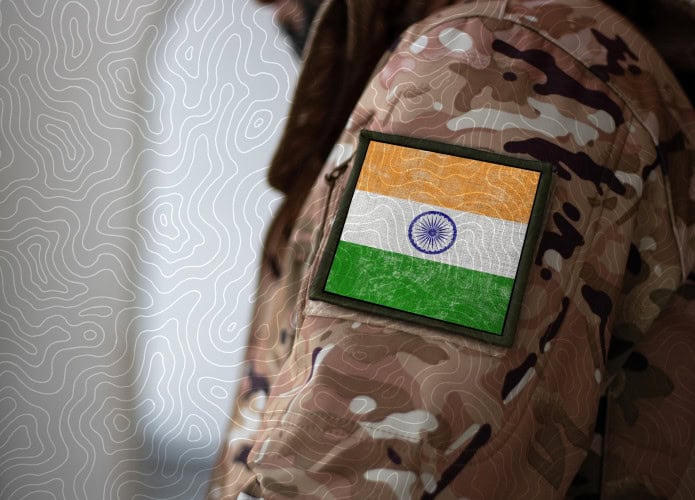 Bandeira da Índia estampada na manga do uniforme de um soldado