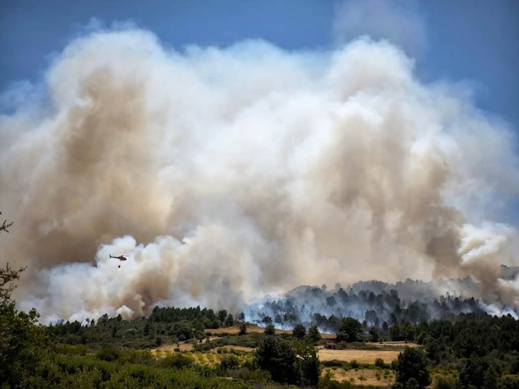 Incêndio florestal em Portugal; fumaças altas