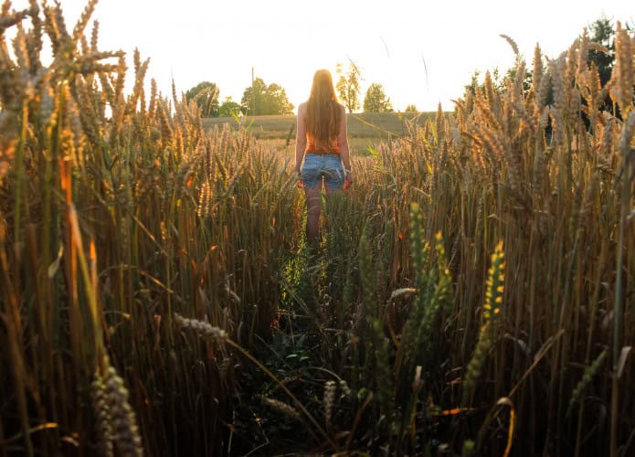 Garota andando no campo