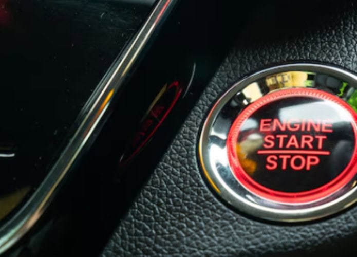 foto de close mostrando o botão start stop de um carro