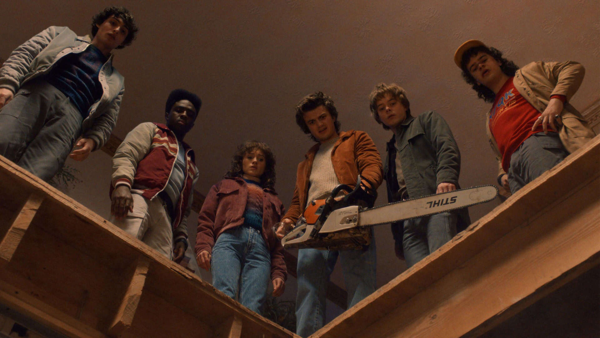 cena da série stranger things mostrando alguns personagens